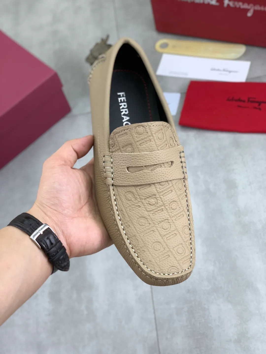 Men's shoes 💰P542 New model, high quality [Ferragamo/Ferragamo] Latest lazy slip-on shoes Original imported calfskin, imported cowhide lining + original luxury metal buckle + original combination outsole Comparison without pressure Code number: 38-45